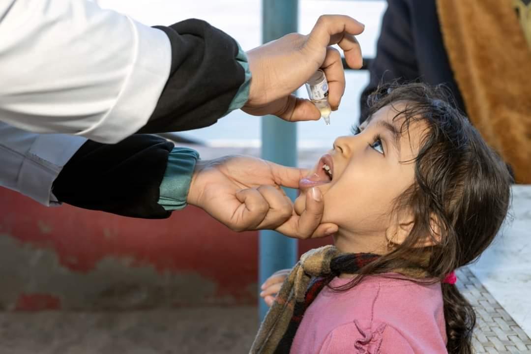 تطعيم الأطفال ضد مرض شلل الأطفال بقنا