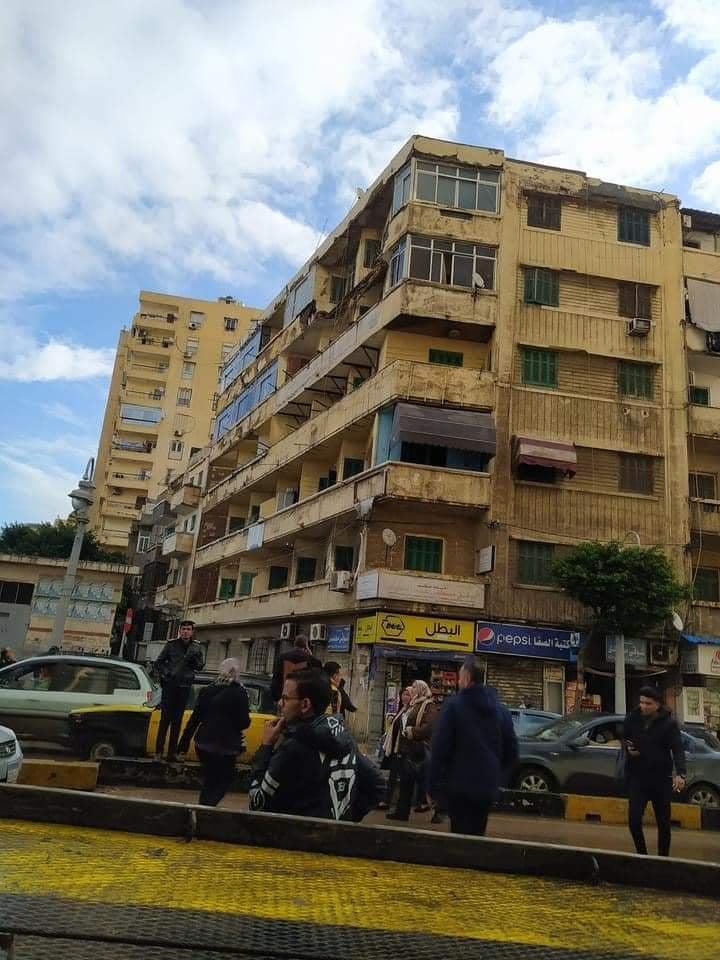 مصرع مهندس وتحطم سيارة في انهيار شرفة عقار بالإسكندرية
