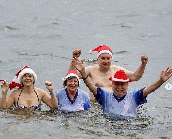 اعضاء نادي السباحة يحتفلون بمناسبة عيد الميلاد