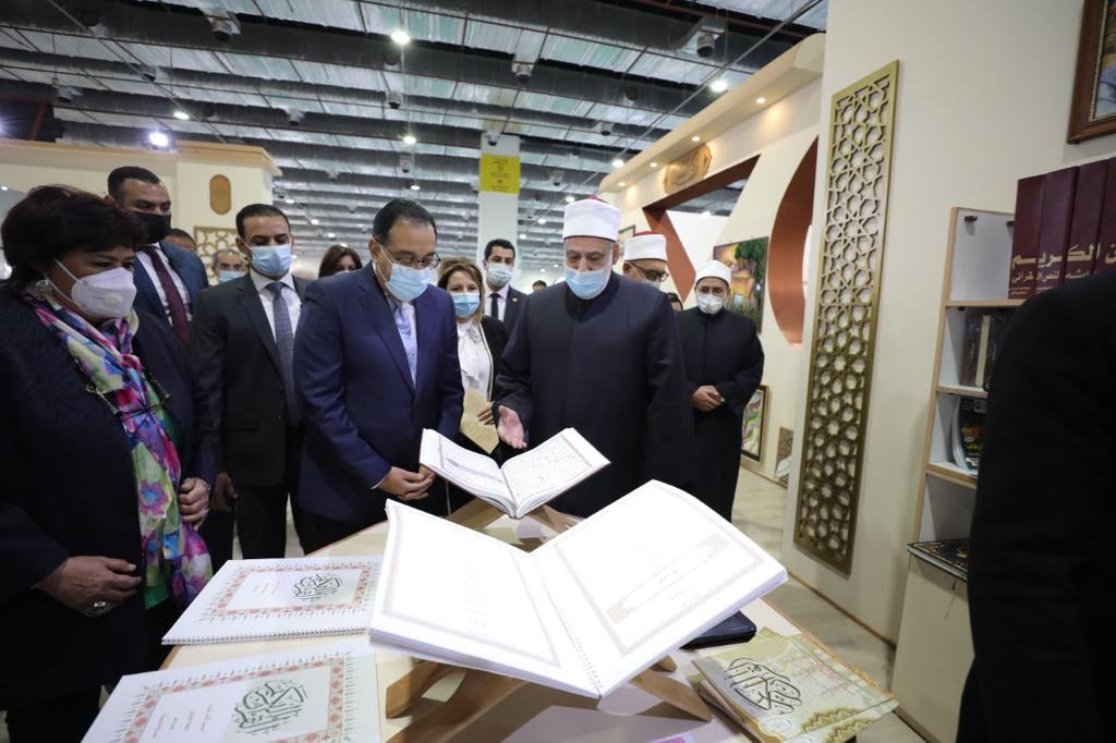 رئيس الوزراء ووزيرة الثقافة يتفقدان جناح الأزهر بمعرض القاهرة الدولي للكتاب