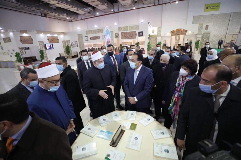 رئيس الوزراء ووزيرة الثقافة يتفقدان جناح الأزهر بمعرض القاهرة الدولي للكتاب