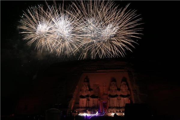 طريقة أنوار رابونزل...السياحة تضىء معبد أبوسمبل احتفالا بتعامد الشمس