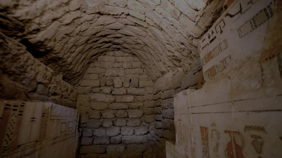 محررة «بوابة أخبار اليوم» داخل بئر مقبرة حينو الأثرية