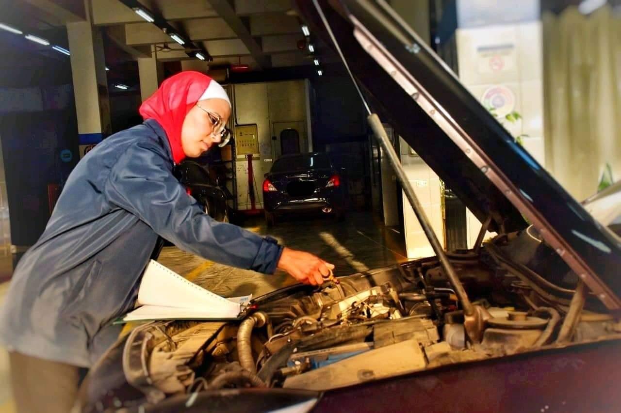 المهندسة ولاء فرغلي عبد الهادي «طبيبة السيارات»