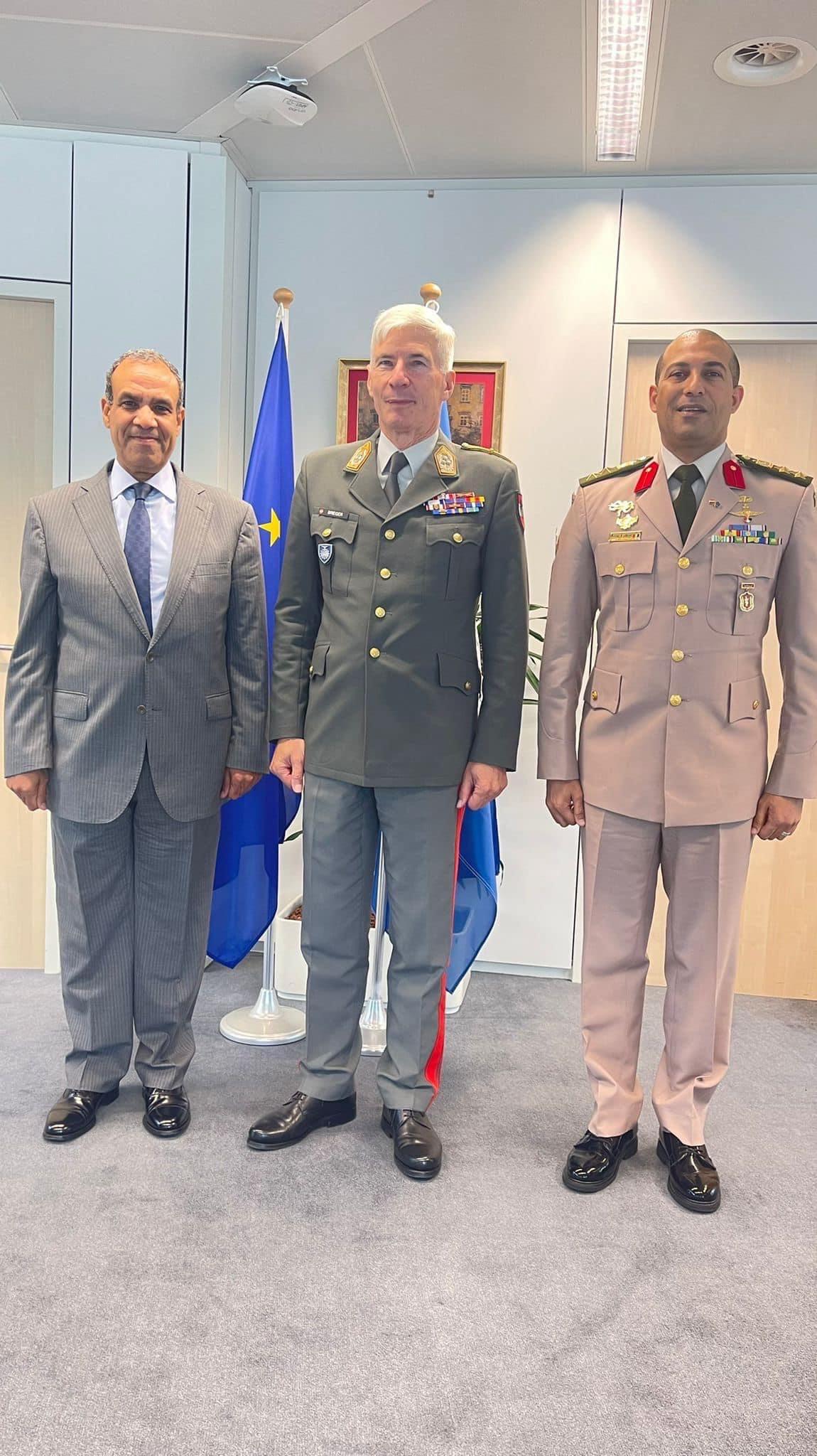 السفير المصري في بروكسل يلتقي رئيس اللجنة العسكرية