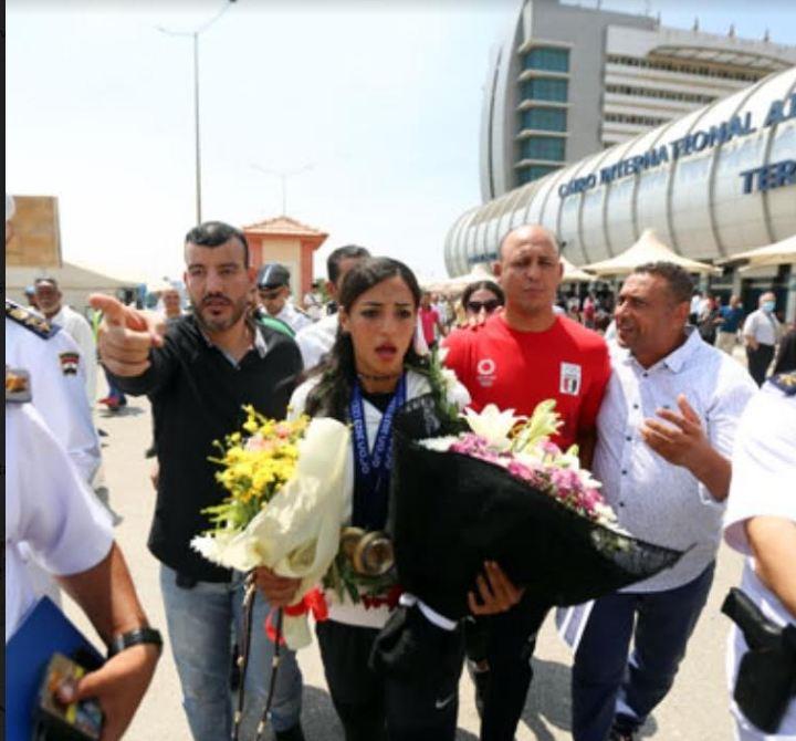  الغزالة الذهبية بسنت حميدة تصل مطار القاهرة بعد فوزها بالذهبية 