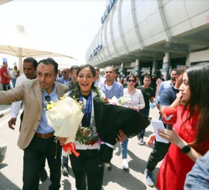  الغزالة الذهبية بسنت حميدة تصل مطار القاهرة بعد فوزها بالذهبية 
