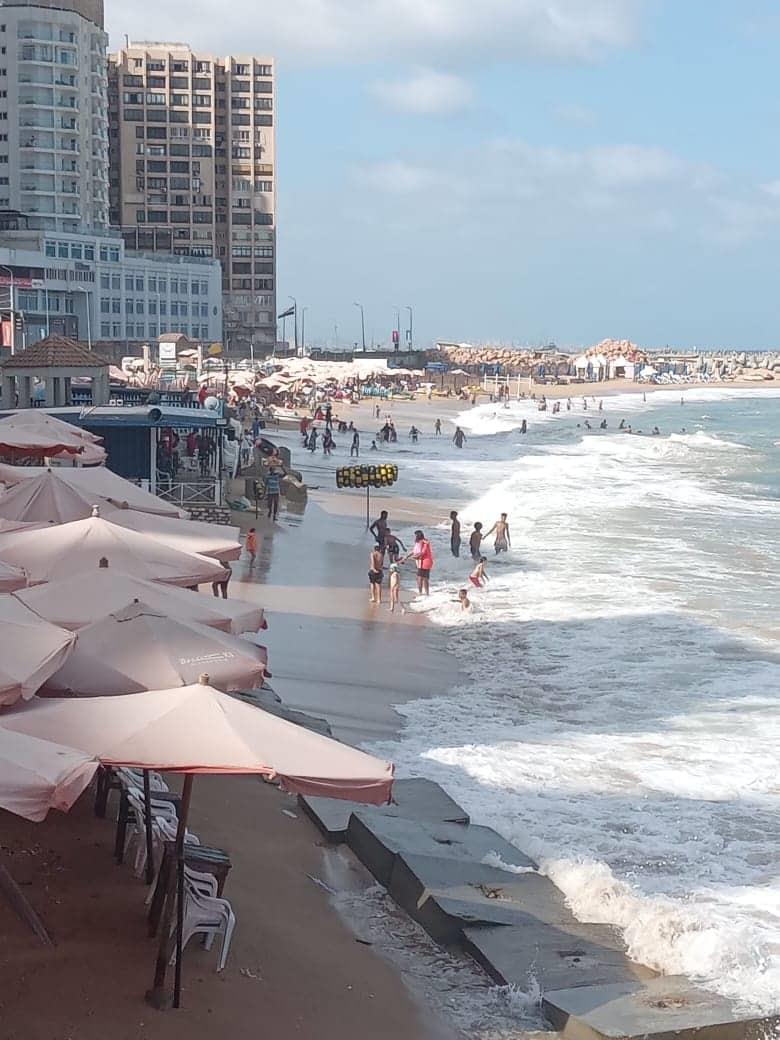  إعلان الطوارئ ورفع الرايات الحمراء بشواطئ الإسكندرية