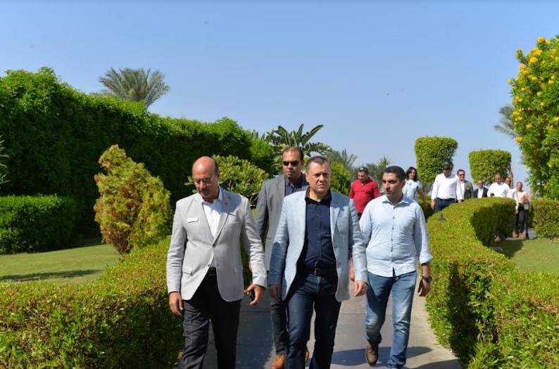 وزير السياحة خلال جولته في شرم الشيخ 