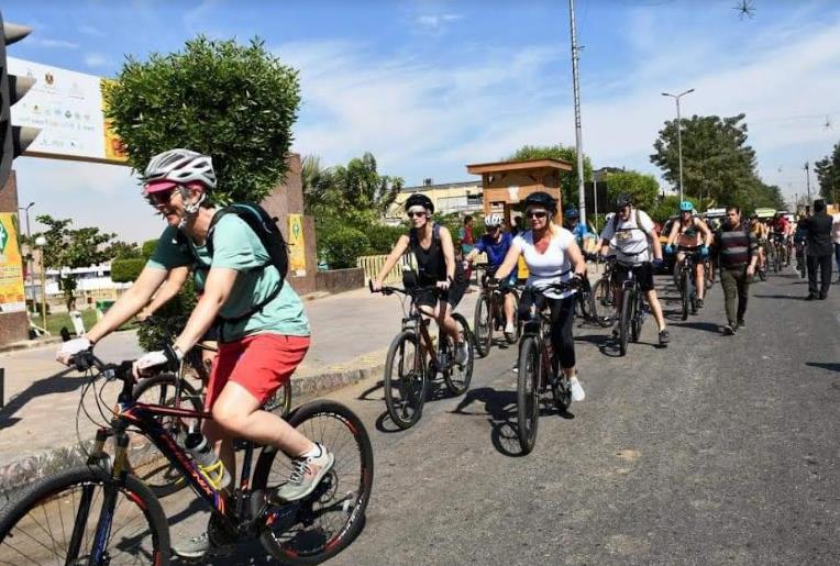 البريطانيون يتمتعون بدفيء الشمس بأسوان على الدراجات السياحية 