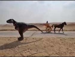 ديناصور من الهولوجرام أمام أهرامات الجيزة في مص