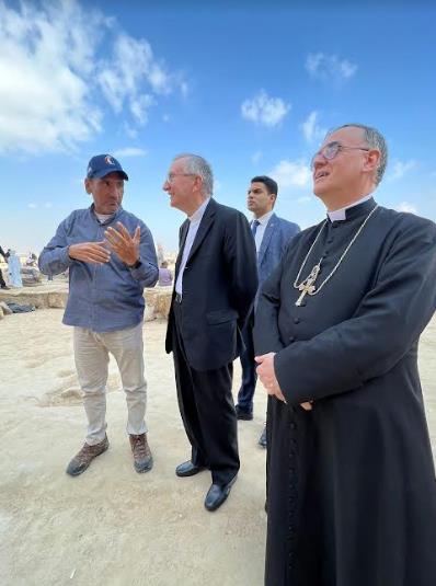  رئيس وزراء الفاتيكان يزور منطقة أهرامات الجيزة