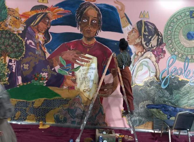 فنانة تشكيلية هندية تطالب بالعدالة المناخية للقارة الأفريقية بلوحات جدارية