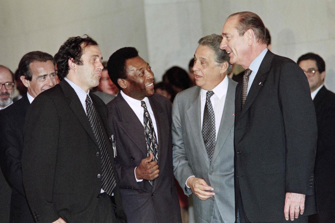 بيليه مع الرئيس الفرنسي الأسبق جاك شيراك