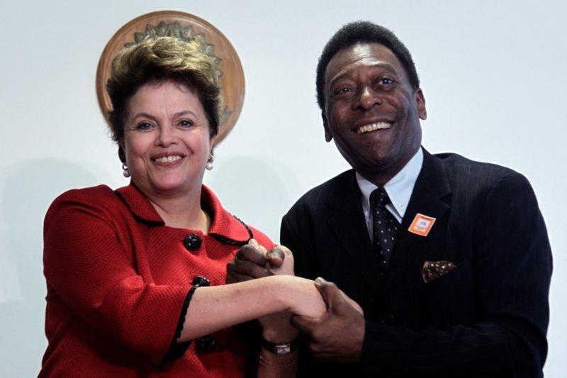 بيليه مع رئيسة البرازيل ديلما روسيف