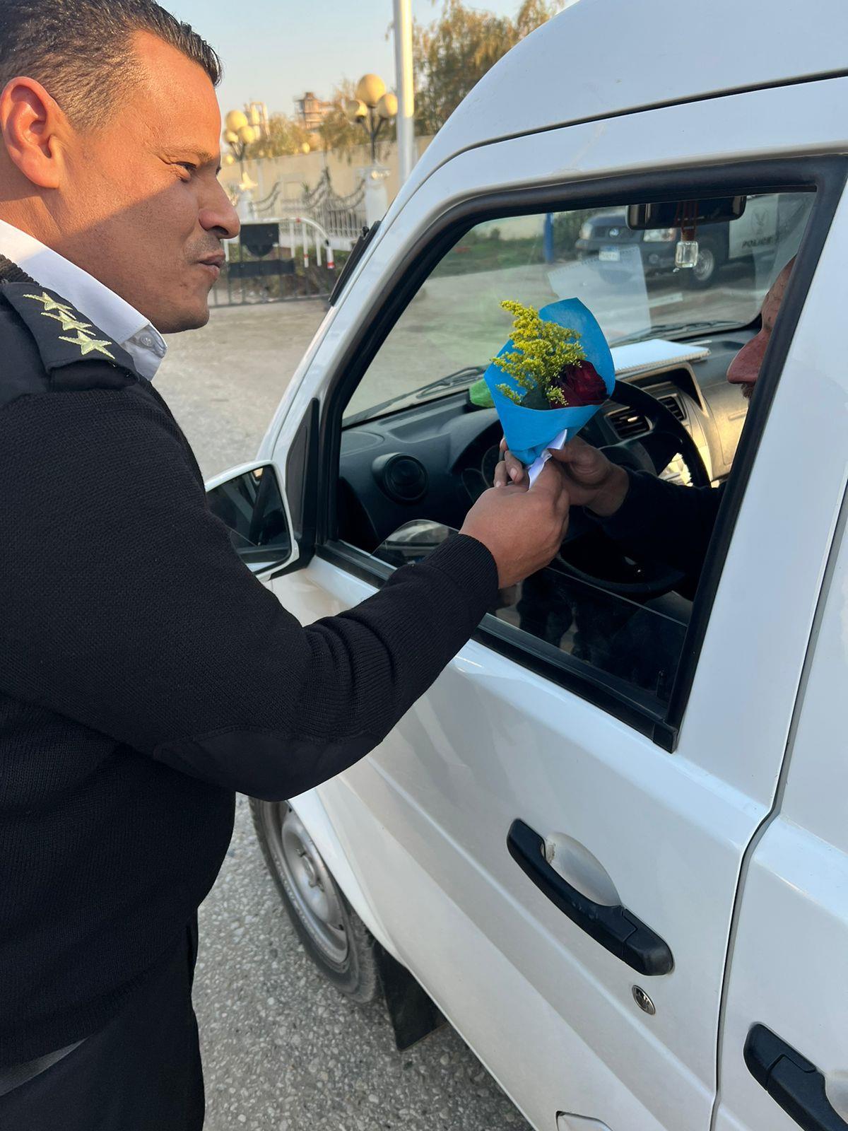 أمن قنا يوزع الورود والحلوى على المواطنين في أعياد الشرطة
