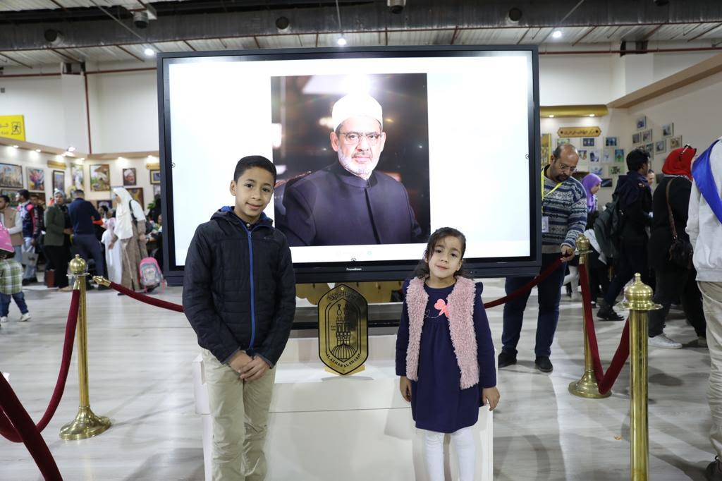  رواد الأزهر يلتقطون الصور التذكارية مع شيخ الأزهر بمعرض القاهرة للكتاب