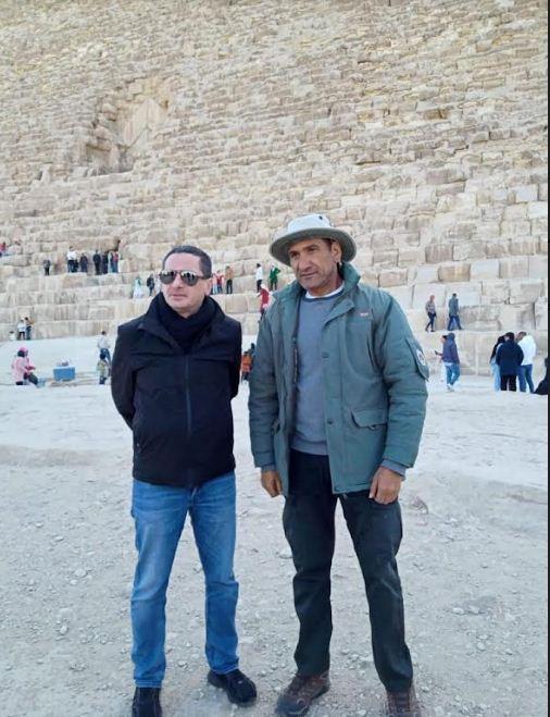 الكاتب والصحفي الفرنسي رولان لومبارتي يزور منطقة أهرامات الجيزة
