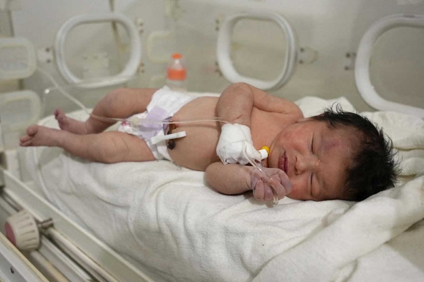 طفلة حديثة الولادة انتشلت من تحت الركام في جنديرس بسوريا - أ ف ب