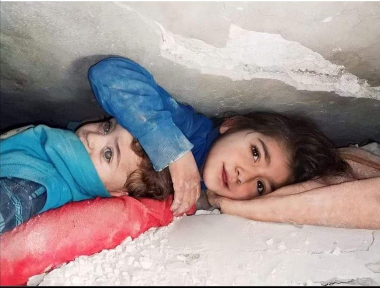 طفلة سورية وشقيقها تحت أنقاض زلزال 2023