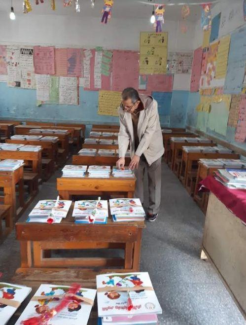 حضور طلابي مكثف وتحية العلم وتسليم الكتب داخل المدارس مع بداية التيرم الثاني