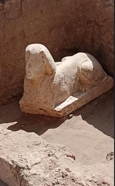 اكتشاف تمثال لأبو الهول وبقايا مقصورة كلاوديوس بجوار معبد دندرة