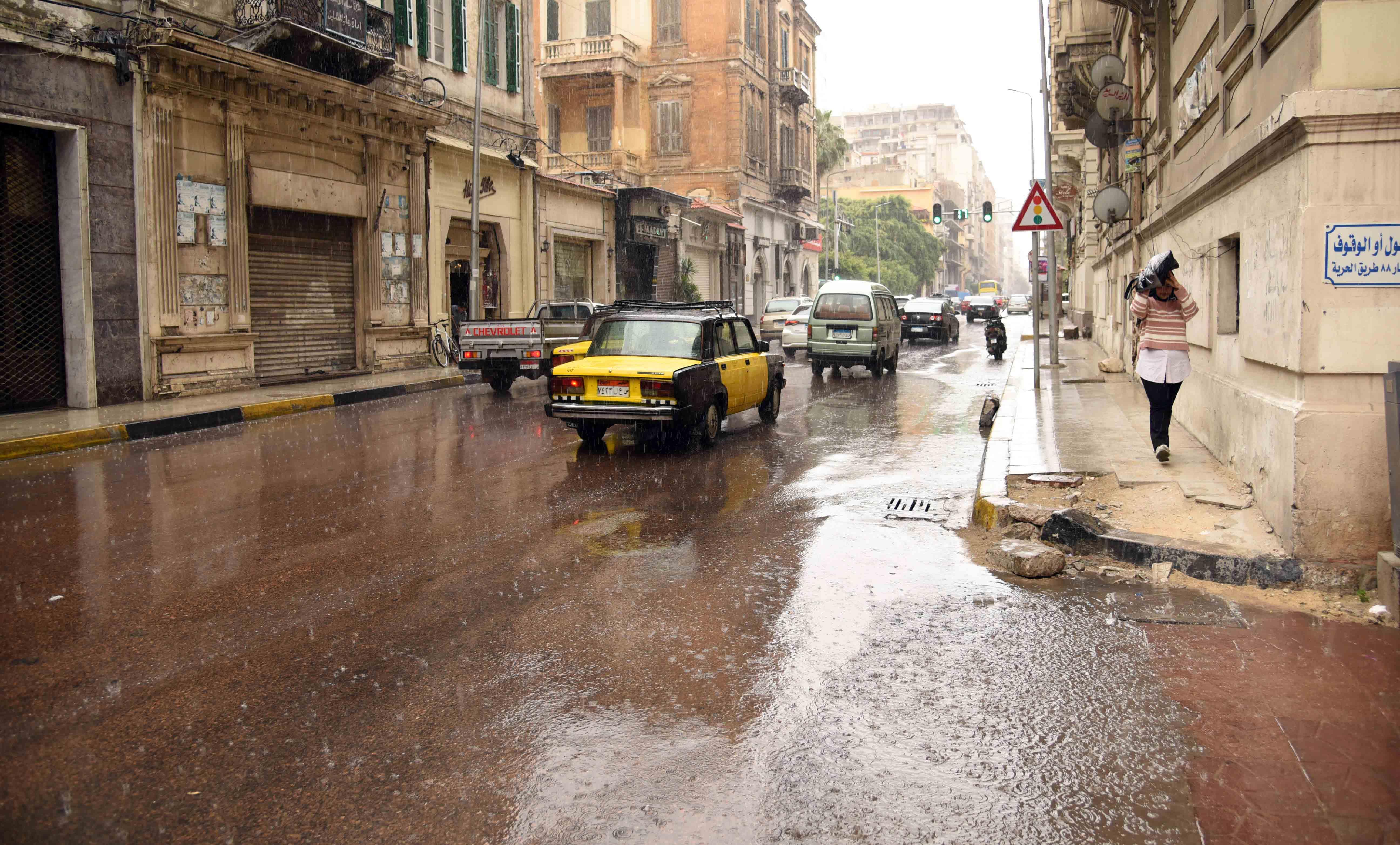 هطول أمطار غزيرة على أحياء الإسكندرية