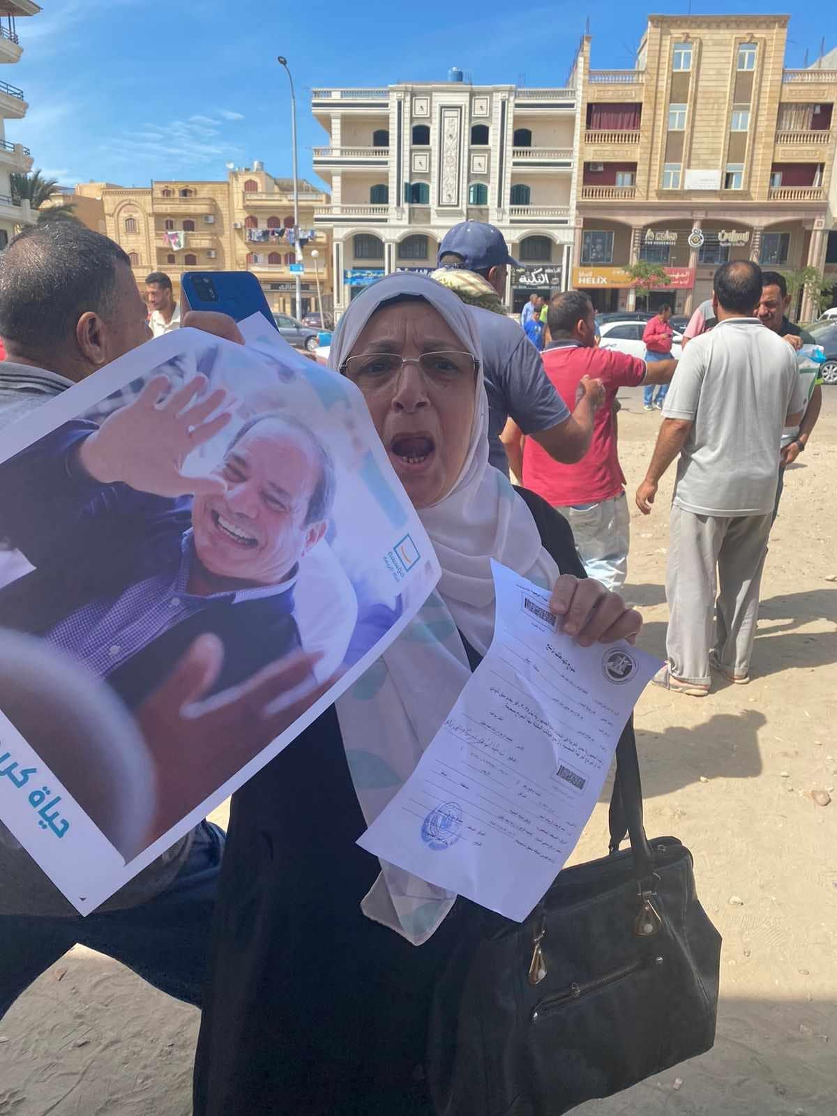 بأعلام مصر وصور الرئيس السيسي المواطنين بدمياط