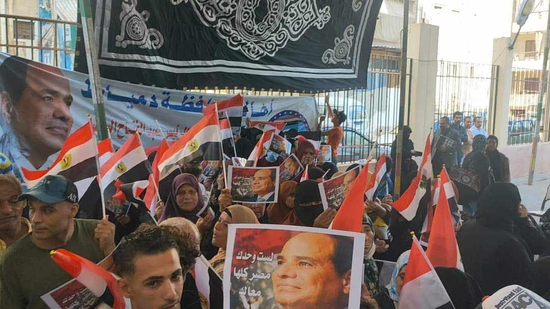 بأعلام مصر وصور الرئيس السيسي المواطنين بدمياط