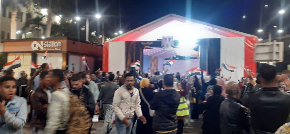 مئات المصريين في محطة مصر للإدلاء بأصواتهم قبل الاغلق