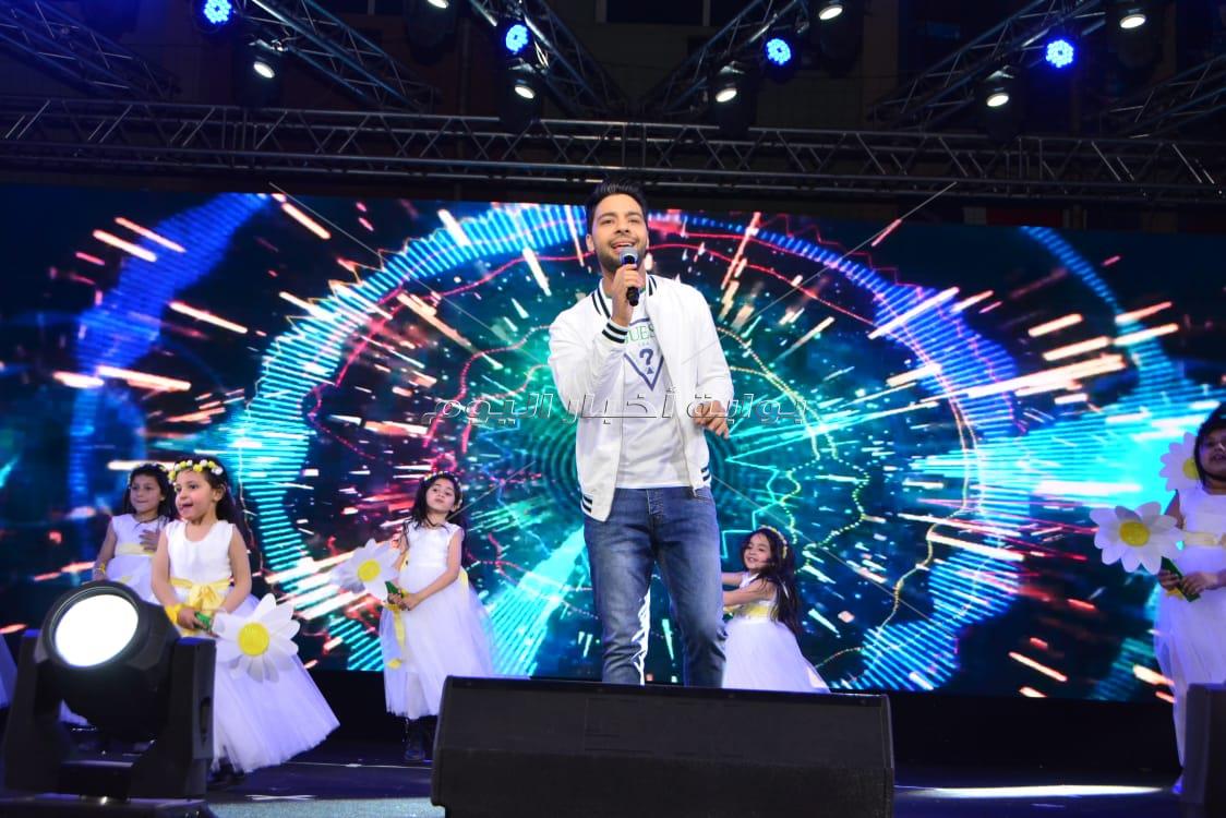 أحمد جمال يُغني بحفل «المدرسة البريطانية» بحضور وزيرة الهجرة والمشاهير