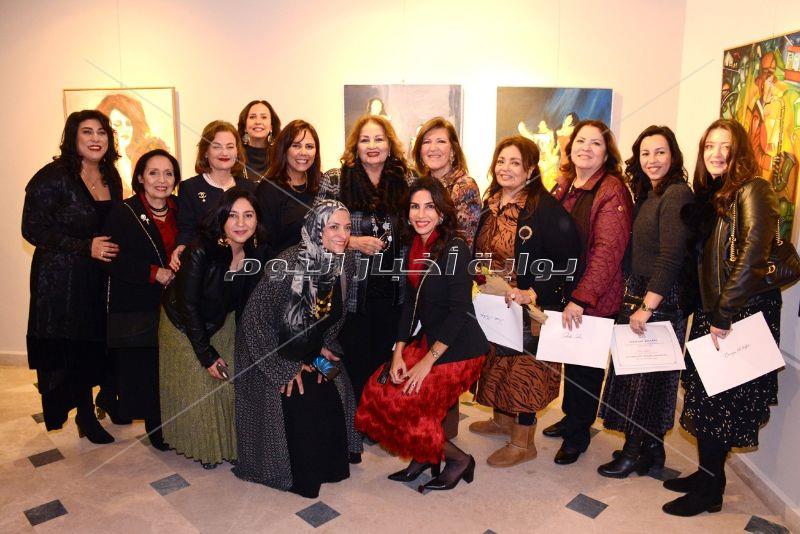 منى رجب تفتتح معرض فن التنوع لـ9 فنانات مصريات