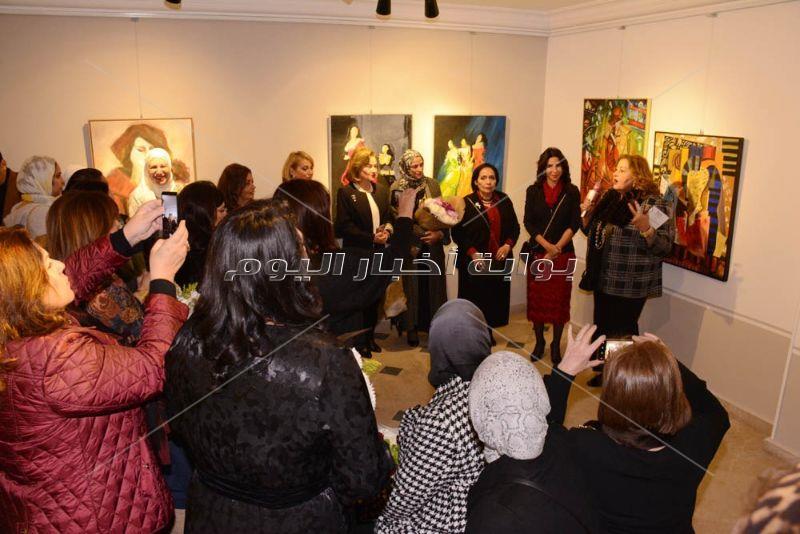 منى رجب تفتتح معرض فن التنوع لـ9 فنانات مصريات