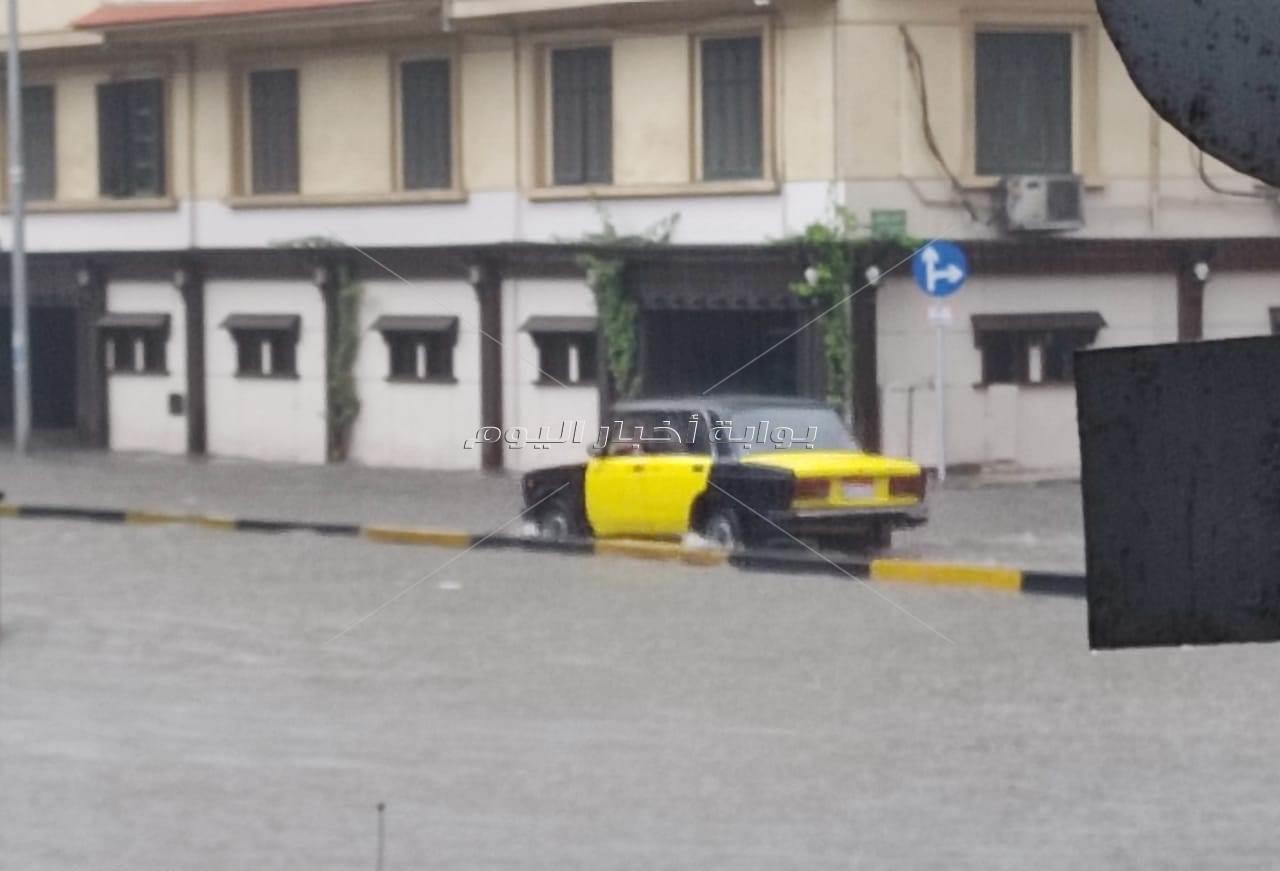 أمطار "المكنسة" تغرق شوارع الإسكندرية.. و4 جهات تتدخل 