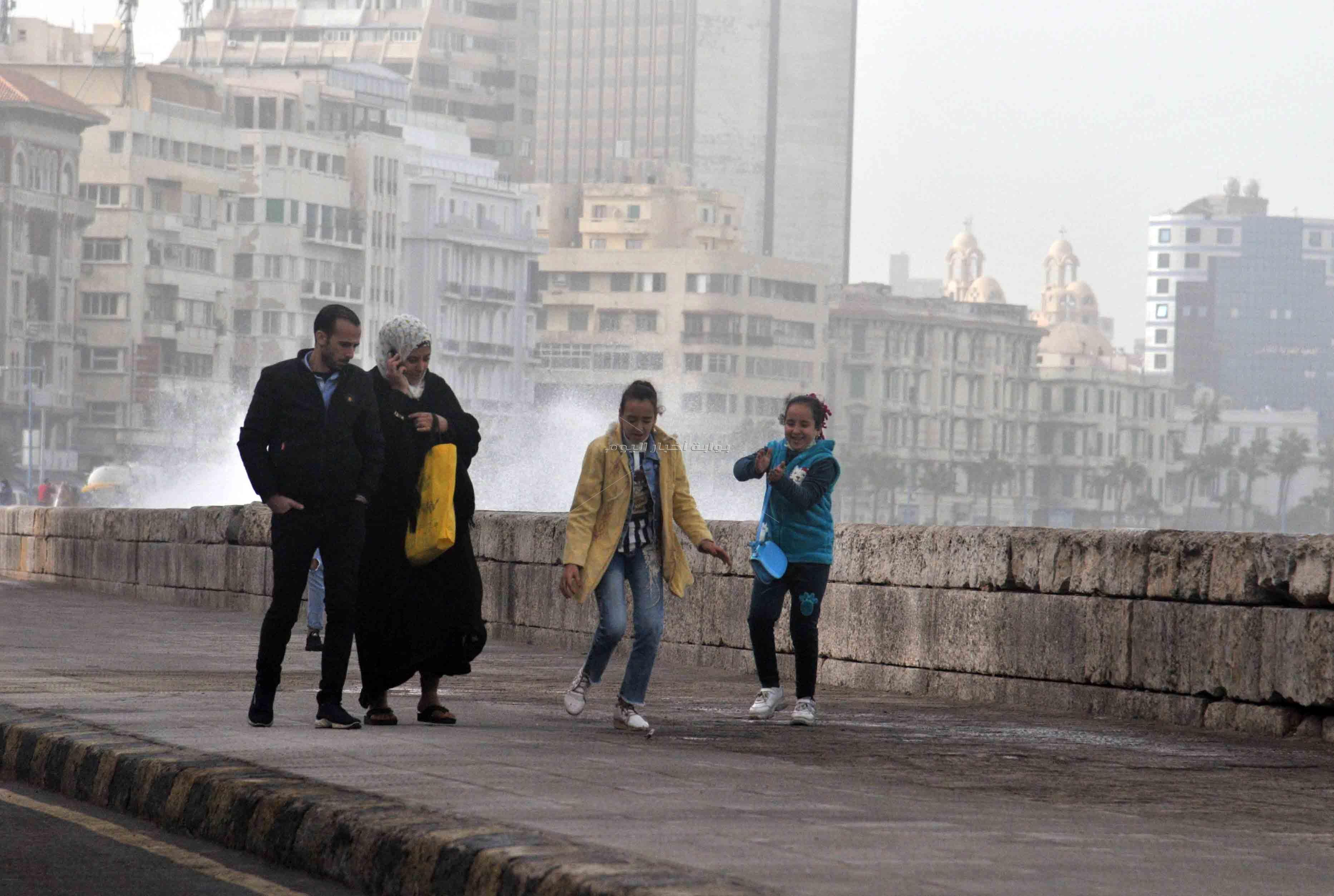 أمطار وعواصف تجتاح سواحل الإسكندرية| فيديو وصور