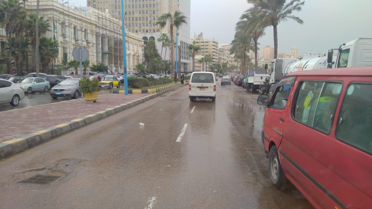  استنفار بالإسكندرية للتعامل مع مياه الأمطار وتسيير الحركة المرورية  
