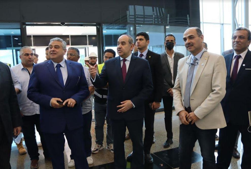 وزير الطيران يتفقد المراحل النهائية لمشروع تطوير مطار سفنكس