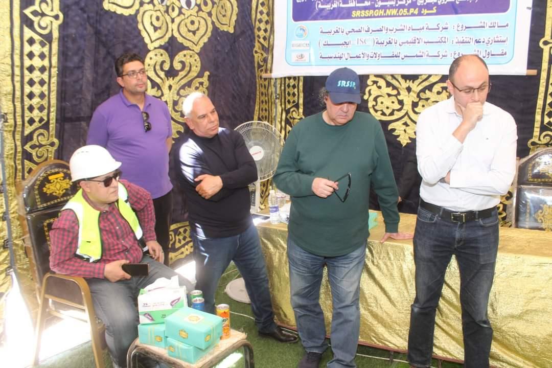 والد النجم محمد صلاح أثناءتدشين مشروع الصرف الصحي بنجريج