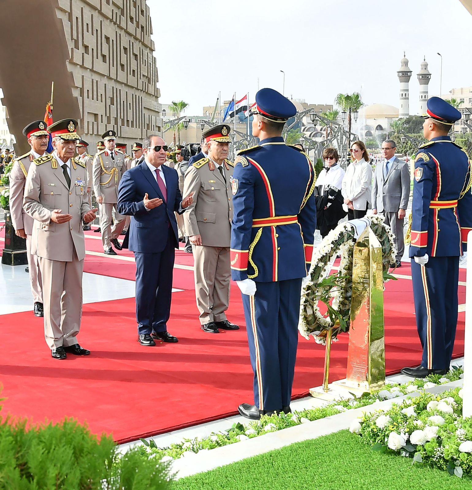 الرئيس السيسى يضع أكاليل الزهور على قبر الجندى المجهول والزعيمين أنور السادات وجمال عبد الناصر