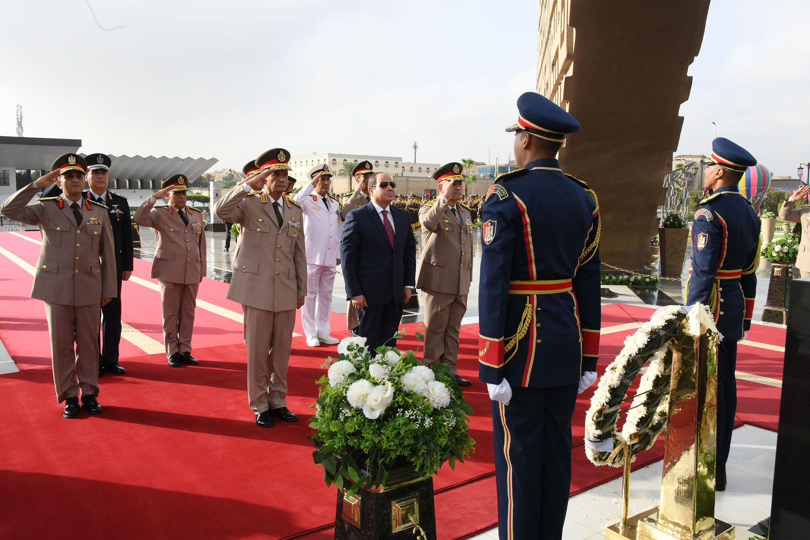 الرئيس السيسى يضع أكاليل الزهور على قبر الجندى المجهول والزعيمين أنور السادات وجمال عبد الناصر