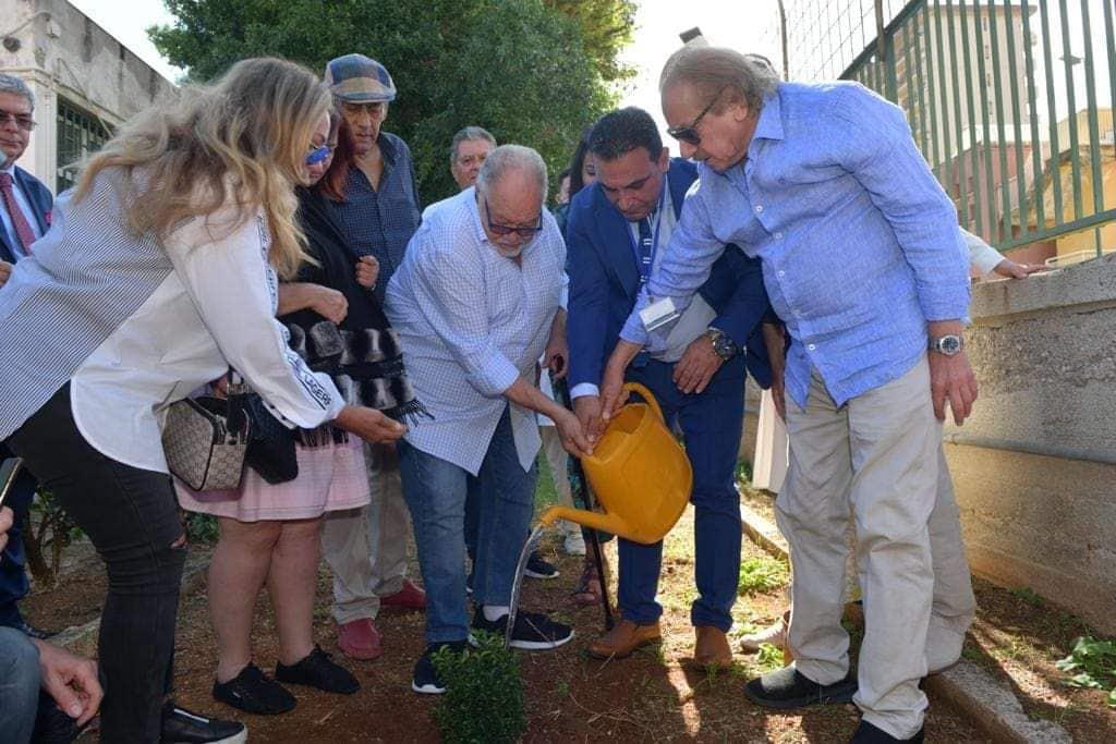 الفخراني وإلهام شاهين وليلى علوي يزرعون شجرة باسم هشام سليم في روما	