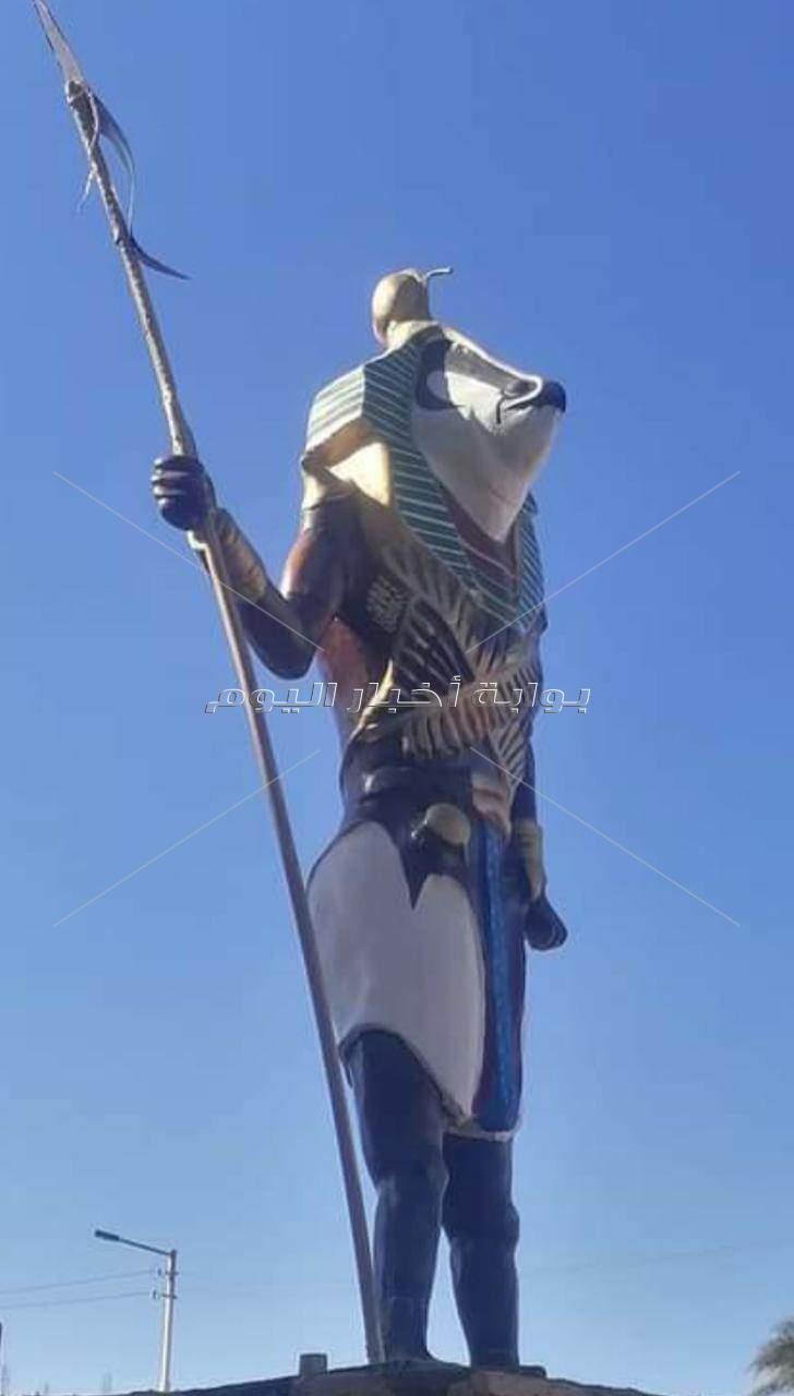 استعدادا لعيد قنا القومي .. وضع تمثال في ميدان البارود يثير سخرية المواطنين