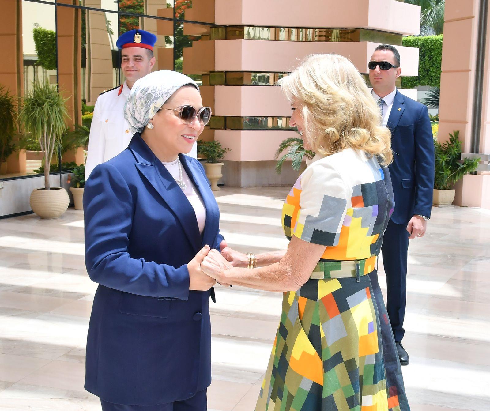 توديع السيدة قرينة السيد رئيس الجمهورية لقرينة الرئيس الأمريكي بعد انتهاء زيارتها لمصر