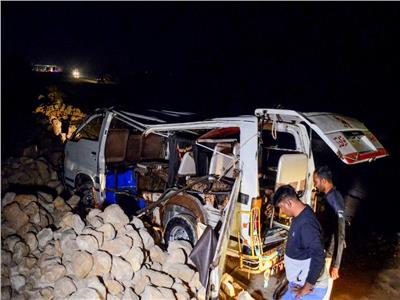 50 قتيلًا بحادثين منفصلين لحافلة وقارب في باكستان