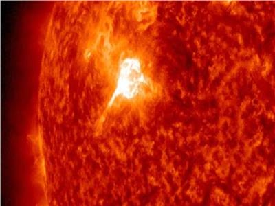 انفجارات على سطح الشمس.. علماء الفلك يرصدون ظاهرة نادرة 