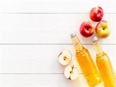 هل تناول خل التفاح يساهم في علاج الحموضة؟ استشاري يوضح