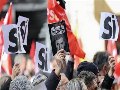 مظاهرات كبيرة في إسبانيا لدعم رئيس الحكومة بعد إعلانه عن نيته للتنحي