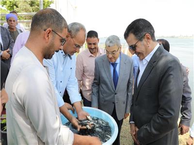 محافظ المنيا يشارك فى مشروع الاستزراع السمكي بإلقاء مليوني زريعة بالنيل