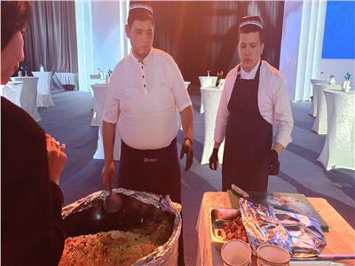 «البلوف».. رئيس أوزباكستان يحيي ضيوفه بأشهر أطباق بلد الإمام البخاري| صور