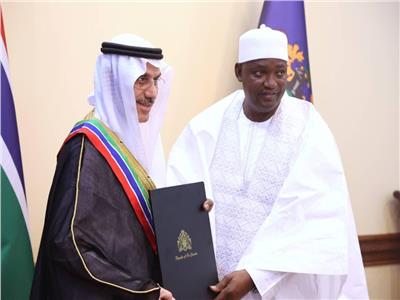 رئيس جامبيا يقلد رئيس البنك الاسلامي للتنمية وسام القائد الأعلى